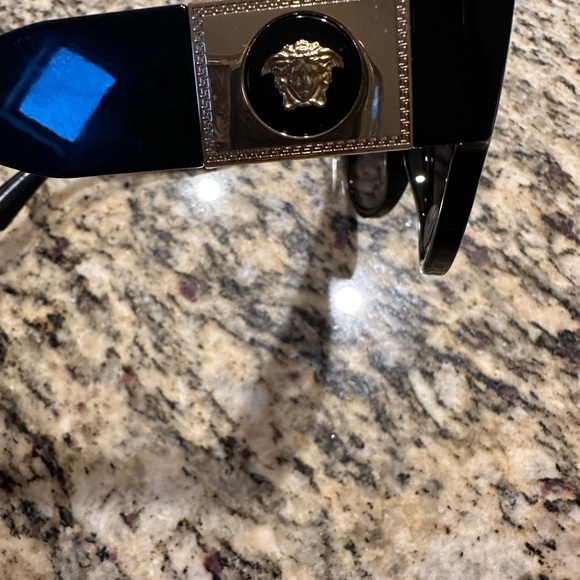 Versace polarized Sunglasses - Picture 5 of 5